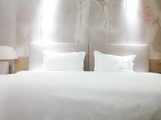 年轻男女激情4P 两个小骚逼颜值还不错 一个撸着鸡巴口交一个被小哥压在身下