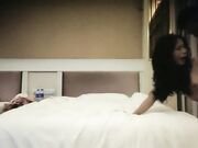 花臂纹身让妹子自己自慰 侧入猛操太大妹子受不了 后入大力撞击