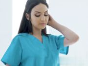 店主莉娜 保罗通过提供全方位服务来测试她性感的女按摩师