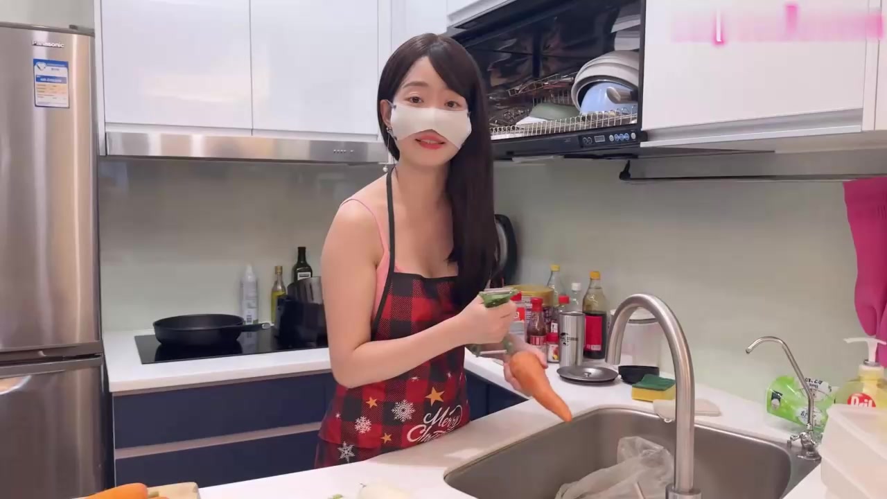 到同学家做客，身材火辣的蔡妈妈，请我帮忙下厨，事情却演变得一发不可收拾！