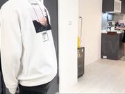 把老婆贡献给债主啪啪啪，最后自己也加入，和债主一同3P老婆