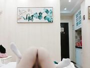 年轻小夫妻 家里的主卧拍摄性爱房事 69舔逼舔屌 各种做爱姿势换着花样玩