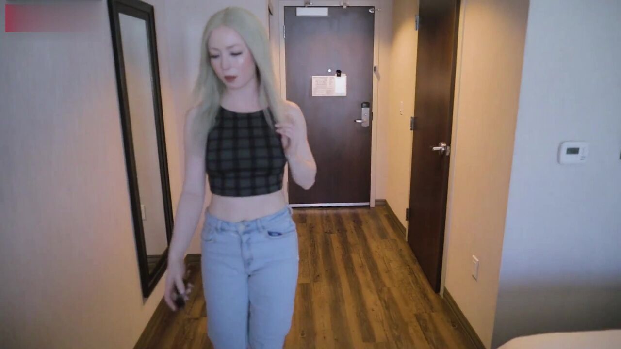 华裔小伙干洋妞_长得像芭比娃娃的少妇熟练毒龙，太反差了