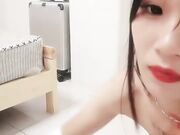 高挑苗天女友一个人在家自慰 兰花指自慰插穴全裸洗澡诱惑狼友