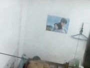 气窗偷拍一对中年夫妇在出租房啪啪 听声音外面还很嘈杂难道不怕发现