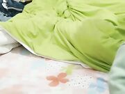 身材丰满阴毛稀疏少妇对小区开放当楼凤 孩子也在床上 时不时爬来吃奶