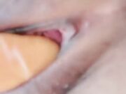 高颜值萌妹子 兜里掏出胡萝卜抽插自慰 近距离特写非常诱人