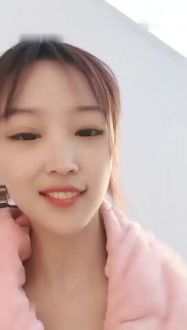 高颜值萌妹子 兜里掏出胡萝卜抽插自慰 近距离特写非常诱人