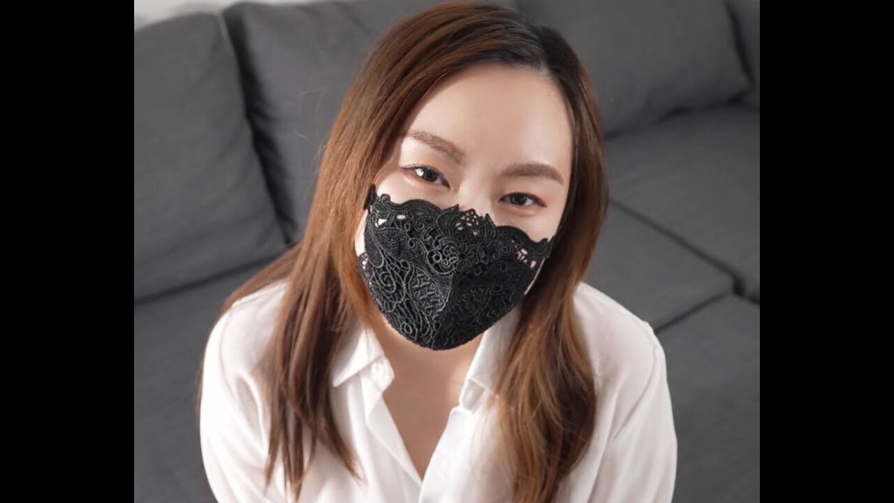 厚丝袜的诱惑：姐姐给弟弟的激情足交