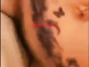 拿着小玩具自慰