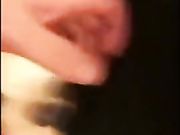 拿着小玩具自慰