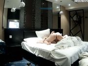 豪华酒店乳房饱满眼镜妹被爱玩自己鸡鸡的肥猪眼镜男啪啪啪