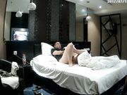 豪华酒店乳房饱满眼镜妹被爱玩自己鸡鸡的肥猪眼镜男啪啪啪