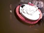 精品酒店大圆床偷拍中年事业男和少妇开房偷情搞完抽口烟