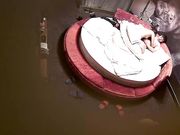 精品酒店大圆床偷拍中年事业男和少妇开房偷情搞完抽口烟