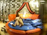 精品主题宾馆偷拍中年大叔约样貌身材很不错的美女人妻偷情,担心满足不了还带了道具