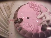 酒店情趣炮房偷拍猥琐锅盖头男和好身材妹子啪啪 战斗力不够要靠用手来满足妹子