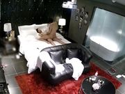 酒店偷拍小伙把身材修长大学女友干的狂叫,听声音都操都哭了,追到卫生间继续干