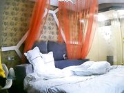 古风艺术宾馆年轻小情侣开房造爱妹子貌似心情不好喝酒不想打炮男友各种挑逗最后成功啪啪啪居然给操哭了