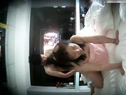 为了拿下刚认识的性感美女白领和酒店服务员一起提前把房间装扮出浪漫气氛,果然的手连续干了3次!都累瘫了