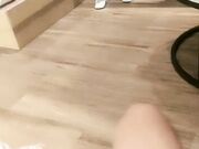 人送外号陈冠希 叫男技师酒店上门推油,按逼揉捏大胸 还问舒服不 骚货淫声不断