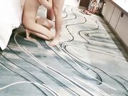 约的兼职大学生 让小哥抱在怀里吃奶玩逼乖巧可爱又温柔 给小哥口交大鸡巴