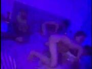 【真实非直播】嗨大的精神小妹陈美娇以被一屋子的精神小伙轮操！屌多逼少都争着操，大喊我爱娇娇！太TM的炸裂了！_