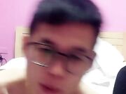 手机直播眼镜小哥啪啪秀舔硬JJ后暴力抽插 还有个小哥在一旁观战呻吟诱惑不要错过