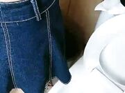 白日宣淫好刺激 勾搭银行大厅等取钱的白领 身材不错 勾搭成功搞到卫生间直接啪啪