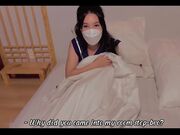 “哥哥你快出去！”发现水手服coser继妹在卧室里自慰忍不住对她抚慰