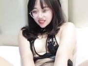 眼镜骚妹妹 黑色内衣酒店3P 被前后夹击 外表文静可爱 内心黄的流油