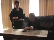 来引诱他 如果她流畅地抿紧嘴唇