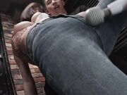 白木在空中 裸体并系着安全带 并在驾驶舱后面开始自慰