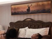 司机小王趁老板开会的时候和他姘头在会所房间偷情骚货上位扭屁股很淫骚