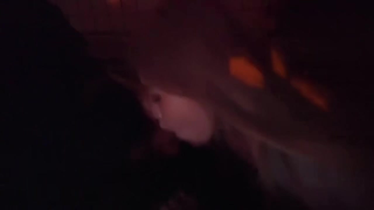 在你们小时候每天去的地方做爱 内射还滴在了地板上