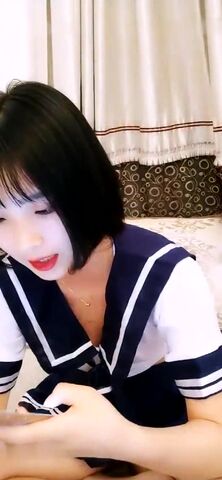 短发漂亮嫩妹直播 穿着学生制服 和炮友双人啪啪大秀 直接内射很是诱人