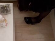 漂亮黑丝JK美眉骚逼水真多_在家被小哥无套输出