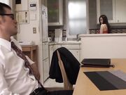 我不介意我丈夫睡在我旁边 已婚妇女沉迷于不道德的性行为