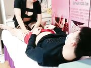 按摩店勾搭女技师 黑丝露脸给小哥做服务被小哥玩奶头 主动口交大鸡巴激情上位