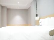 绝世粉嫩一线天 极品美乳18岁小萝莉 胖子爱不释手 插几下就要舔逼