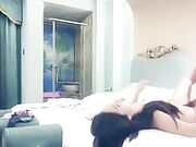 肉肉身材紫衣牛仔裤妹子，毛毛浓密舌吻跪着口交，上位骑乘快速猛操打桩机，抬腿抽插喜欢最后颜射