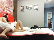 网恋奔现情趣酒店电动床32岁良家少妇偷情吃饭调情聊天打炮野鸳鸯玩得刺激