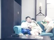 一线天肥逼长开双腿扣弄，抬腿侧入妹子捂着嘴不叫，打桩机快速抽插