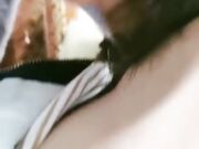 户外姐妹 今天大家在饭店聚餐 我在桌子下面给哥哥口爆 妹妹想要弟弟不给力