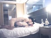 嘴巴特别能说的卷毛哥又忽悠了位漂亮打工妹酒店开房 开始害羞鸡巴赶进去就淫叫