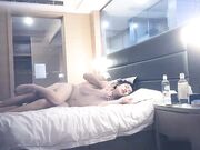 嘴巴特别能说的卷毛哥又忽悠了位漂亮打工妹酒店开房 开始害羞鸡巴赶进去就淫叫