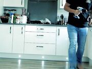 顽皮的继女看着女儿们做爱自己也忍不住掏出鸡巴直接上去插入