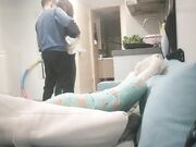 下午去同事家做客 半推半把身材不错的女同事操了 不小心内射被埋怨