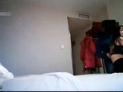 开房约会玩直播的网红美少女连肏2炮干的娇喘哎呀叫看美女表情要被操哭了