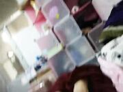 街头尾随眼镜女友到出租房激情啪啪 妹子逼毛好浓密 水太多几次多滑出